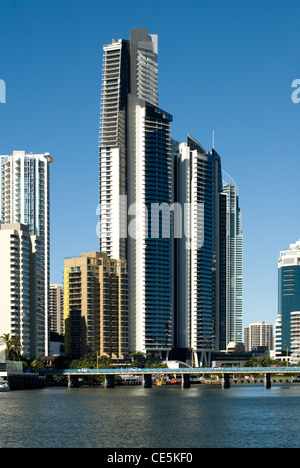 Tour moderne en immeubles à appartements de Surfers Paradise, Queensland, Australie Banque D'Images