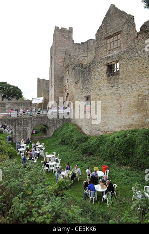 Vue générale de la douve du château de Ludlow Ludlow Festival à l'alimentation avec les visiteurs prendre des rafraîchissements. Banque D'Images