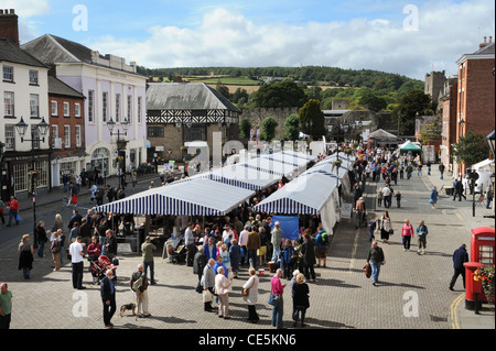 Vue générale de la place du marché, à Ludlow Ludlow Castle vers sur une journée bien remplie au cours de l'Ludlow Food Festival Banque D'Images