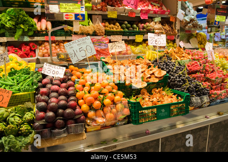 Espana Espagne Baléares Iles Baléares Majorque Palma Mallorca Mercat Olivar market fruit vegetable stall grapes Banque D'Images