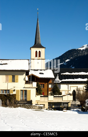 L'imposant clocher d'une église dans un petit village en Suisse Banque D'Images