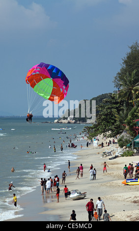 Le parachute ascensionnel sur la plage de Batu Ferringhi. L'île de Penang, Georgetown, Penang, Malaisie, Asie du Sud-Est, Asie Banque D'Images