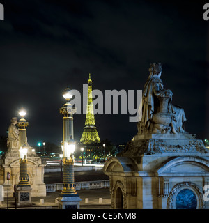 Place de la Concorde et de la Tour Eiffel la nuit, Paris, France Banque D'Images