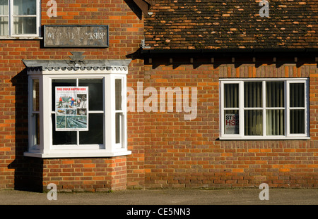 Une grande campagne de protestation anti HS2 poster dans une fenêtre à Wendover Bucks. Banque D'Images