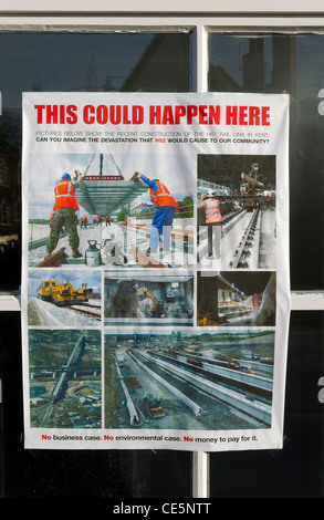 Une grande campagne de protestation anti HS2 poster dans une vitrine à Wendover Bucks. Banque D'Images