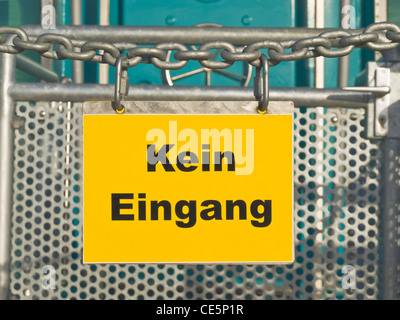 Ein gelbes Schild mit der Aufschrift Kein Eingang | un panneau jaune pas d'entrée en allemand Banque D'Images