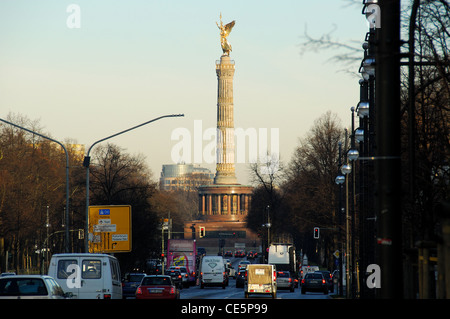 BERLIN, ALLEMAGNE. Une vue de l'aube restauré récemment Siegessaule (colonne de la Victoire) sur Grosser Stern dans le Tiergarten. 2012. Banque D'Images