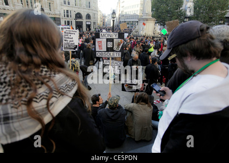 Les manifestants occupent de recueillir l'extérieur de la cathédrale Saint-Paul de Londres, près de la Bourse de Londres le 15 octobre 2011 Banque D'Images