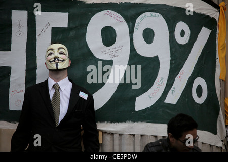 Les manifestants occupent de recueillir l'extérieur de la cathédrale Saint-Paul de Londres, près de la Bourse de Londres le 15 octobre 2011 Banque D'Images