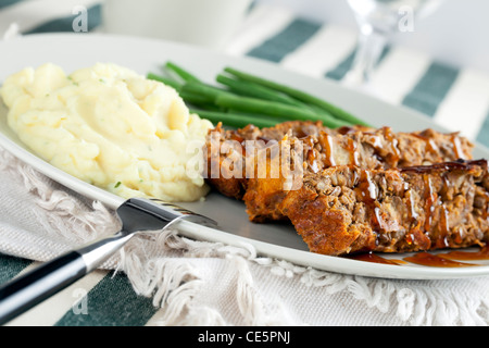 Pain de lentilles végétarien et de la sauce avec une purée de pommes de terre et les haricots verts. Banque D'Images