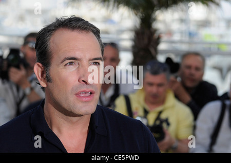 L'acteur français Jean Dujardin pose avant la première de 'l'artiste' lors de la 64e édition du festival de Cannes en France. Banque D'Images