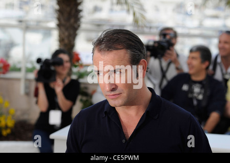 L'acteur français Jean Dujardin pose avant la première de 'l'artiste' lors de la 64e édition du festival de Cannes en France. Banque D'Images