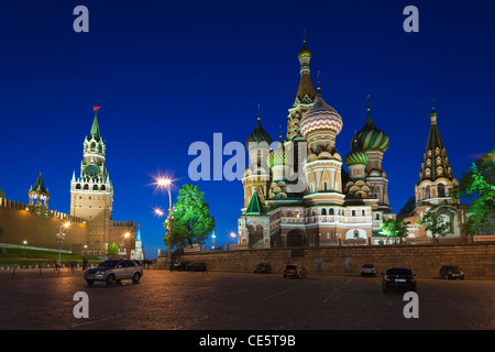 La Russie, de l'oblast de Moscou, Moscou, la Place Rouge, le Kremlin, la Cathédrale Saint basilics, soir Banque D'Images