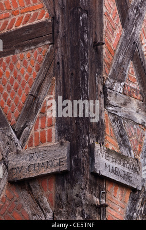 Deux vieilles enseignes de rue en bois en Place Plumereau, vieux Tours, France. Banque D'Images