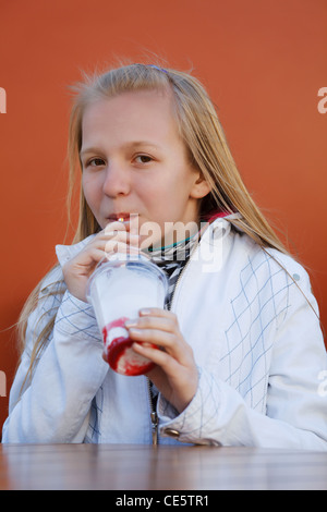 Teenage girl drinking un smoothie Banque D'Images