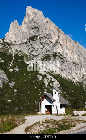 Petite chapelle à Passo Falzarego, Alpes Dolomites Italie Europe. Banque D'Images