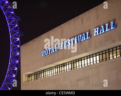 Vue d'un signe à l'extérieur du Royal Festival Hall à Londres la nuit Banque D'Images