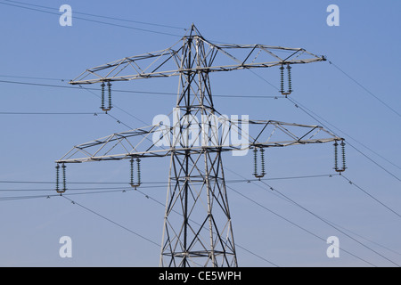 Avec les fils d'électricité pylône pour l'approvisionnement en énergie et fond de ciel bleu Banque D'Images