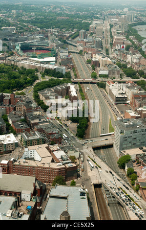 Vue aérienne du centre Prudential sur Massachusetts Turnpike Road dans le centre de Boston, United States, USA Banque D'Images