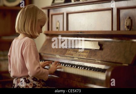 Les enfants de 6 ans à jouer du piano, fille blonde au piano. Banque D'Images