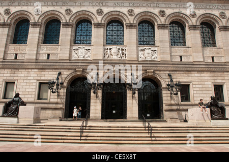 Façade de Boston public Library avec des sculptures en pierre complexes, des fenêtres cintrées et des statues sur les marches de Boston, Massachusetts, États-Unis. Banque D'Images
