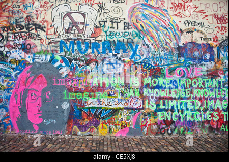 Hommage John Lennon wall dans le quartier de Malá Strana, partie de la vieille ville à Prague, République Tchèque Banque D'Images