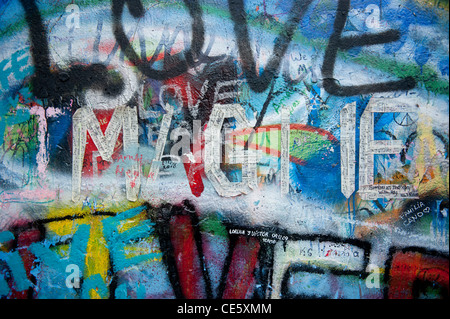 Hommage John Lennon wall dans le quartier de Malá Strana, partie de la vieille ville à Prague, République Tchèque Banque D'Images