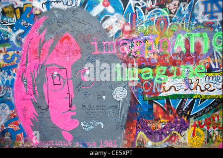 Hommage John Lennon wall dans le quartier de Malá Strana, partie de la vieille ville à Prague, République Tchèque Banque D'Images