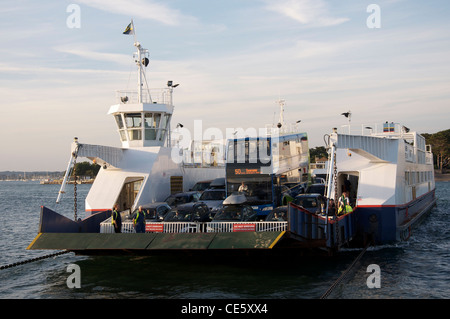 La chaîne Sandbanks ferry transportant sa cargaison de véhicules et de passagers à travers l'embouchure du port de Poole à Shell Bay. Dorset, Angleterre, Royaume-Uni. Banque D'Images