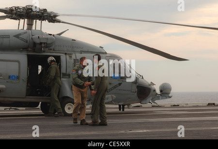 Le secrétaire américain à la Défense Leon E. Panetta est accueilli à bord du porte-avions USS Enterprise, 21 janvier 2012 le voile de l'Atlantique. Le Groupe d'intervention de l'entreprise est en cours la réalisation d'une unité de formation composite de l'exercice. Banque D'Images