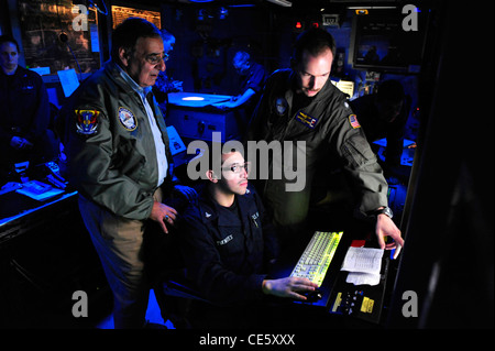 Le secrétaire américain à la Défense Leon E. Panetta est informé sur les fonctions de la direction centre de combat lors d'une visite à bord du porte-avions USS Enterprise, 21 janvier 2012 le voile de l'Atlantique. Banque D'Images