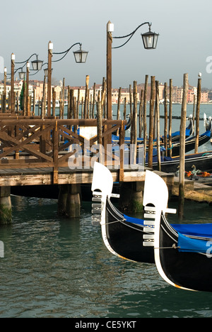 Quai des gondoles sur le Grand Canal, près de la Place Saint-Marc, Venise, Italie Banque D'Images