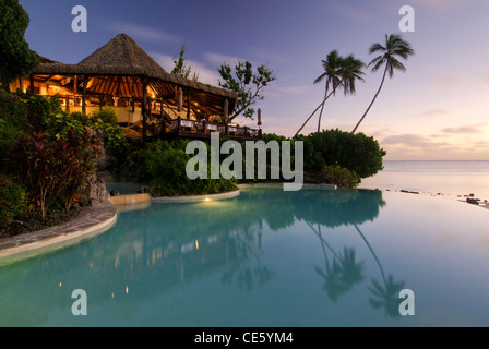 Pacific Resort piscine à débordement, Aitutaki, Îles Cook, Pacifique Sud. Coucher du soleil Banque D'Images