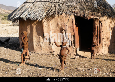 Enfants Himba dans village près d'Opuwo, Namibie Banque D'Images