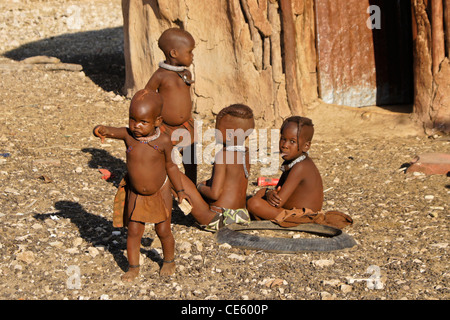 Enfants Himba dans village près d'Opuwo, Namibie Banque D'Images