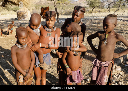 Enfants Himba dans village près d'Opuwo, Namibie Banque D'Images