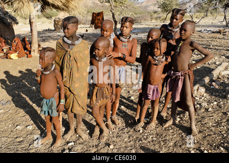 Enfants Himba dans village près d'Opuwo, Namibie Banque D'Images