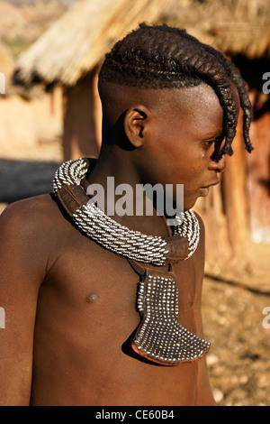 Jeune fille Himba avec cheveux tressés dans village près d'Opuwo, Namibie Banque D'Images