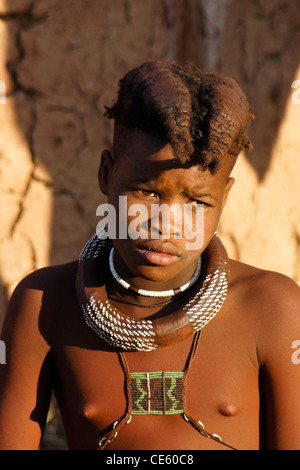 Jeune fille Himba avec cheveux tressés dans village près d'Opuwo, Namibie Banque D'Images