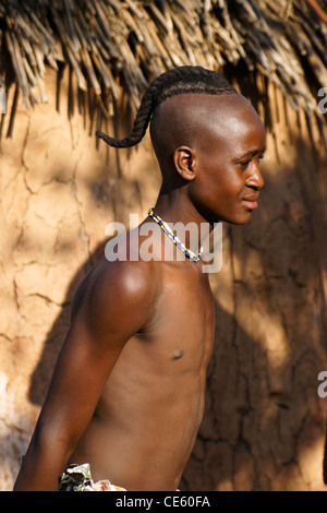 Garçon Himba près d'Opuwo, Namibie Banque D'Images