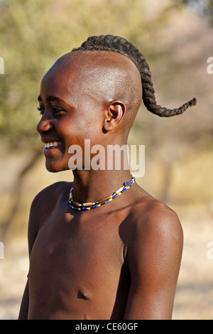 Garçon Himba près d'Opuwo, Namibie Banque D'Images