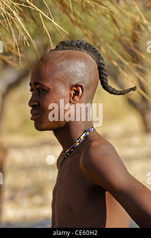 Garçon Himba près d'Opuwo, Namibie Banque D'Images