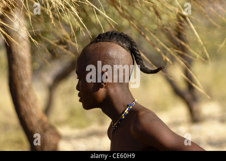 Garçon Himba près d'Opuwo, Namibie Banque D'Images