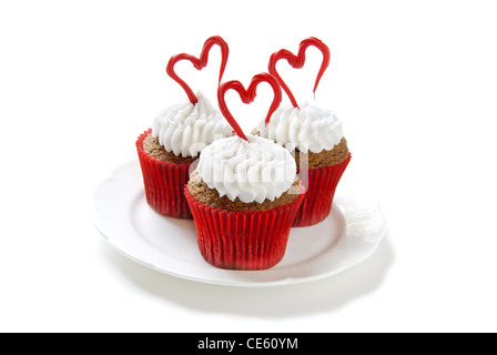 Petits gâteaux au chocolat avec glaçage vanille pour la Saint-Valentin. Banque D'Images