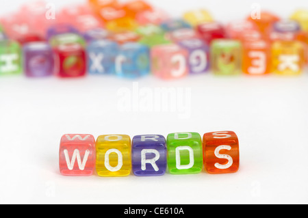 Mots de texte sur les cubes colorés sur fond blanc. Cubes éparses sur l'arrière-plan Banque D'Images