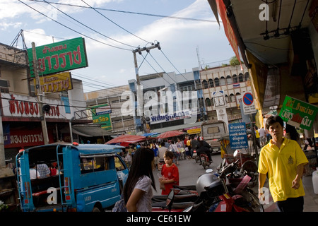 Une rue de la ville est pleine d'activité à proximité d'un marché à Chiang Rai, Thaïlande. Banque D'Images