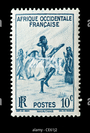 Timbre-poste de l'Afrique Occidentale Française représentant une danseuse d'origine. Banque D'Images