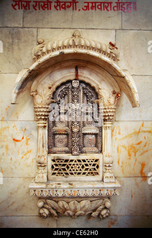 Fenêtre argentée fermée Deshnok Madh Deshnoke Karnimata Karni Mata Temple hindou Bikaner Rajasthan Inde Indien Banque D'Images