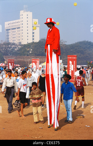 L'homme sur pilotis costume ; Bombay Mumbai Maharashtra ; Inde ; Banque D'Images