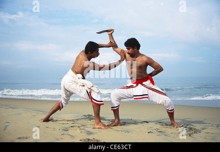 Kalaripayattu ; Kalari ; Art martial indien et style de combat avec couteau sur la plage ; Kerala ; Inde ; Asie ; Indien ; ASIATIQUE ; MR#1 ; MR#777B Banque D'Images